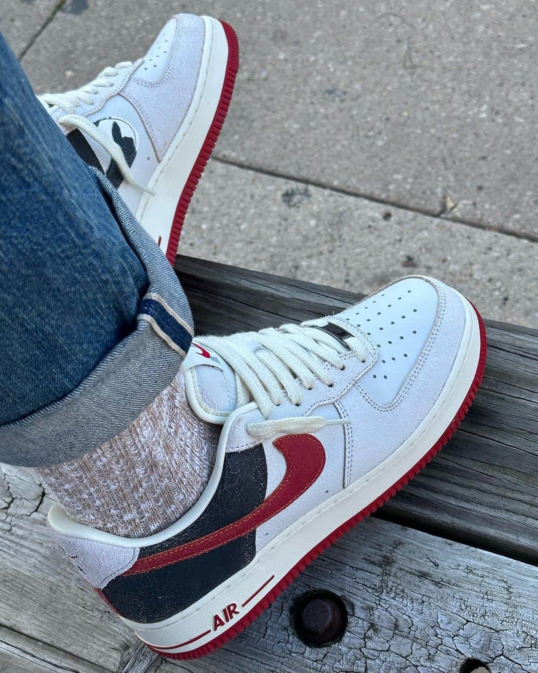 Mr. Tyのインスタグラム：「#todaykicks Nike AF1 low “Dear Chicago”. No corners cut on the materials on this shoe. They’re definitely built to withstand the elements in Chicago- impeccable. Some parts rub off to represent the charred rubble from the great Chicago fire, while the cow print symbolizes the cow that is said to have tipped over the lantern, leading to the fire. Available 10/20 in Chicago!  #ijustlikeshoes #af1 #wdywt #airforceone #af1gallery #teamaf1 #af1always #wiw #airforce1cartel #chicago #complexkicks #nikebyyou」