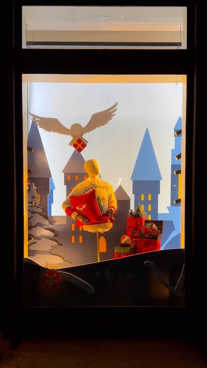 ハリー・ポッターのインスタグラム：「Who’s ready to be spellbound by the magic of Christmas at #HarryPotterNY? 🎄✨ Stop by to see brand-new holiday windows and exclusive merchandise!」