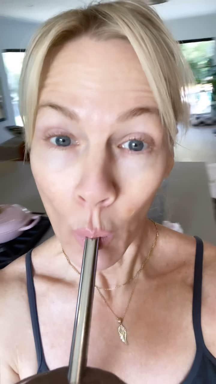 ジェニー・ガースのインスタグラム：「MAKE THIS!  Smoothies are a great way to get in loads of vitamins, proteins and nutrients! I try to start every day with one and especially before a 🏋️‍♀️ Here’s my morning smoothie recipe 🖤JG  One big handful FRESH SPINACH  1/2 frozen BANANA  1 cup frozen BLUEBERRIES  1 DATE  1 handful RAW ALMONDS dash PINK HIMALAYAN SEA SALT 1 tablespoon MACA POWDER  1 tablespoon @brainmdhealth MCT OIL  1 tablespoon FLAX SEED OIL  1 scoop @brainmdhealth NEURO GREENS  1/4 teaspoon ROYAL JELLY POWDER (i forgot this in my video 🤪) 1/4 cup HEMP SEEDS  1 cup PLANT BASED MILK  1 cup ICE   #ASMR #smoothie #preworkout #health」