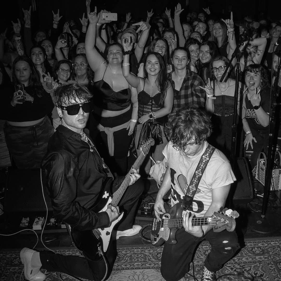 キートン・ストロンバーグさんのインスタグラム写真 - (キートン・ストロンバーグInstagram)「Strombros dominating a sold out show in Boston 🎸🤘🏼😜 next stop buffalo」10月18日 2時39分 - keatonstromberg