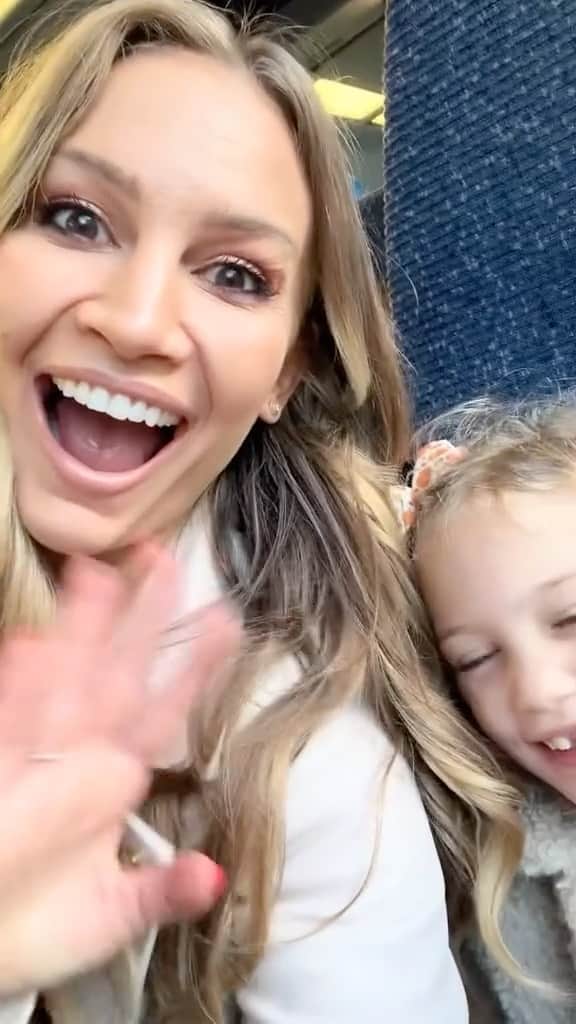 Anna Sacconeのインスタグラム：「A super chaotic #grwm to go to London to see #trolls3bandtogether! 🇬🇧🎡 #familyof6 #sacconejolys #parentsofinstagram #momof4 #momlife #momoffour #getreadywithme #mommyvlogger @universalpicturesuk」