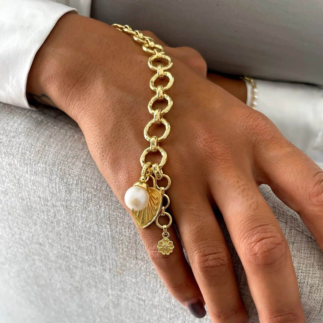 アズニさんのインスタグラム写真 - (アズニInstagram)「Mmm... thick, gold, chunky and pearl. Ready for Autumn styling   #pearlbracelet #chunkychains #chunkygoldbracelet #azuni #thickchainbracelet #pearlbracelet #designerbracelet」10月18日 2時53分 - azunilondon