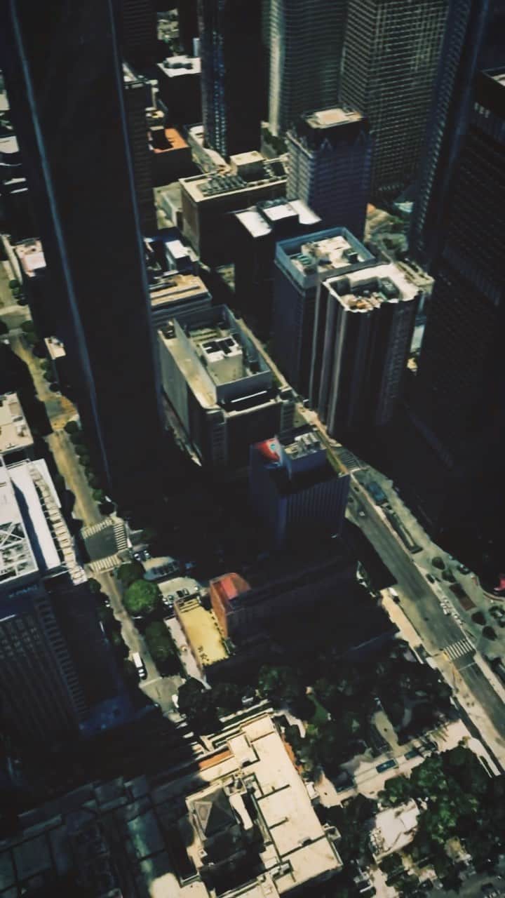 Robbie Crawfordのインスタグラム：「Flying Blender’s camera through a model of Los Angeles that was created using @google satellite data … technology is fun #vfx」