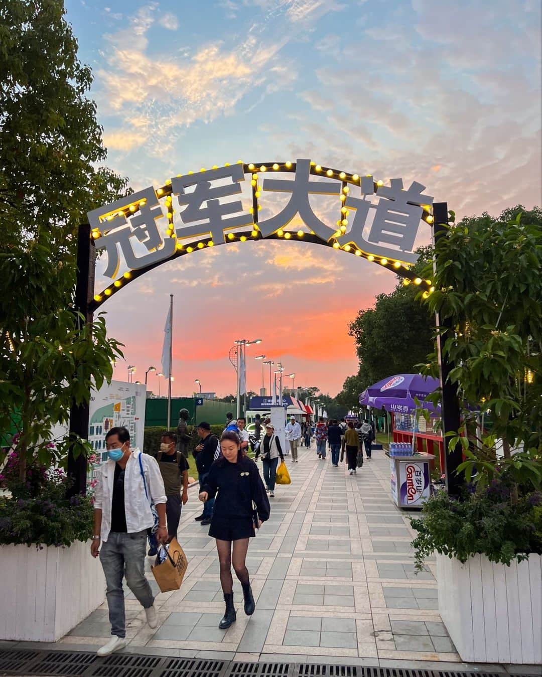 Armani Officialさんのインスタグラム写真 - (Armani OfficialInstagram)「An exclusive view of the goings on behind the scenes at the Rolex Shangai Masters in Shanghai. ⁣ ⁣ @rolexshmasters⁣ ⁣ Credits: @brokenrackets」10月18日 3時00分 - emporioarmani