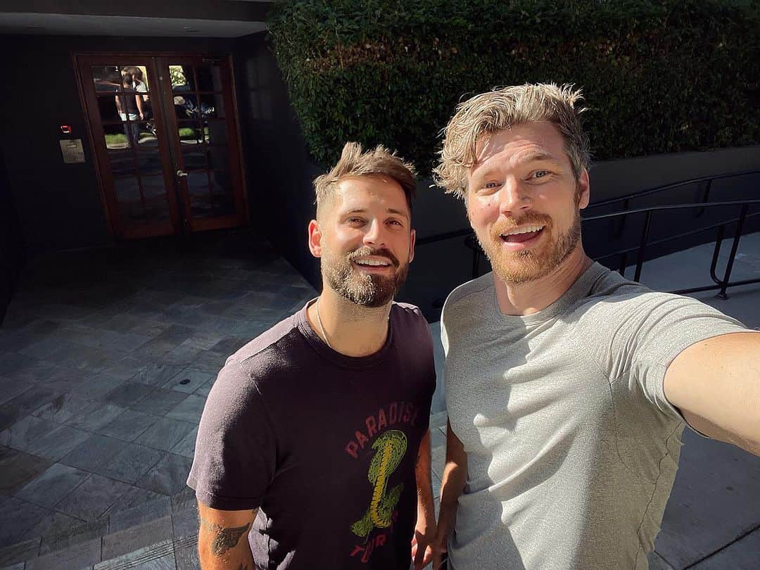 デレック・テラーのインスタグラム：「Bros  #wheelers #babydaddy」
