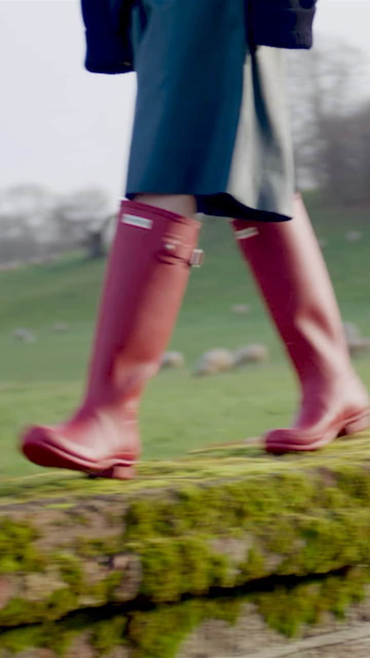 ハンターブーツのインスタグラム：「Red is THE colour this season, no matter the weather. Shop the Original Tall Rain Boots in Military Red on hunterboots.com」