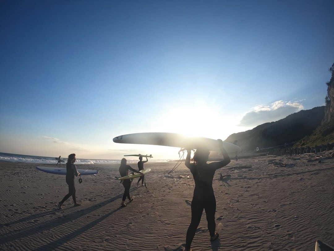 金子藍さんのインスタグラム写真 - (金子藍Instagram)「海は入りたい子だけで 大きな波に挑む🌊  みんなで挑戦してみる‼️ そしてこれも経験に  私はというと 久々にショートボード持ち出して ドルフィンしたら 薄さにビックリしたと同時に 手から板すり抜けて後ろに飛んでいきました😂  #surfyogacocojuice #サーフィン  #サーフィン女子 #ビーチヨガ #伊良湖 #goprojp」10月18日 3時07分 - aikaneko_surf