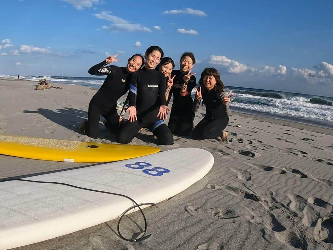 金子藍さんのインスタグラム写真 - (金子藍Instagram)「海は入りたい子だけで 大きな波に挑む🌊  みんなで挑戦してみる‼️ そしてこれも経験に  私はというと 久々にショートボード持ち出して ドルフィンしたら 薄さにビックリしたと同時に 手から板すり抜けて後ろに飛んでいきました😂  #surfyogacocojuice #サーフィン  #サーフィン女子 #ビーチヨガ #伊良湖 #goprojp」10月18日 3時07分 - aikaneko_surf