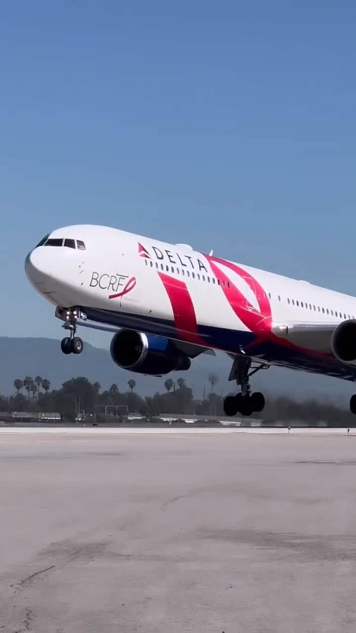 デルタ航空のインスタグラム：「Thinking pink on the ground and in the air with @bcrfcure in the fight against breast cancer.   Join us in supporting breast cancer research by tapping the link in our bio to donate.  Video: @speedbirdhd」