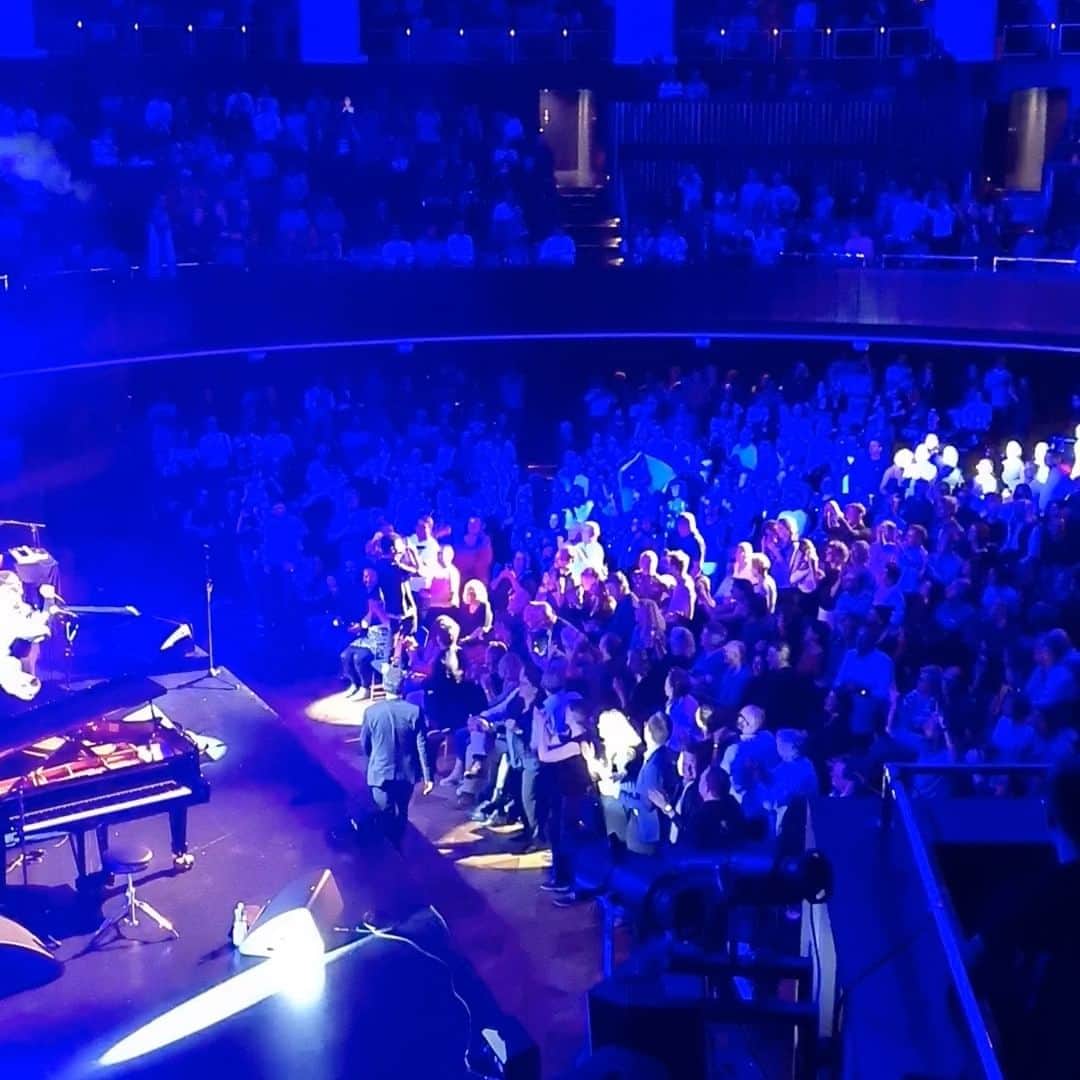 ジェイミー・カラムのインスタグラム：「This is how a Covid reschedule show in Hannover from the original Taller tour went down last Friday - It was a blast!」