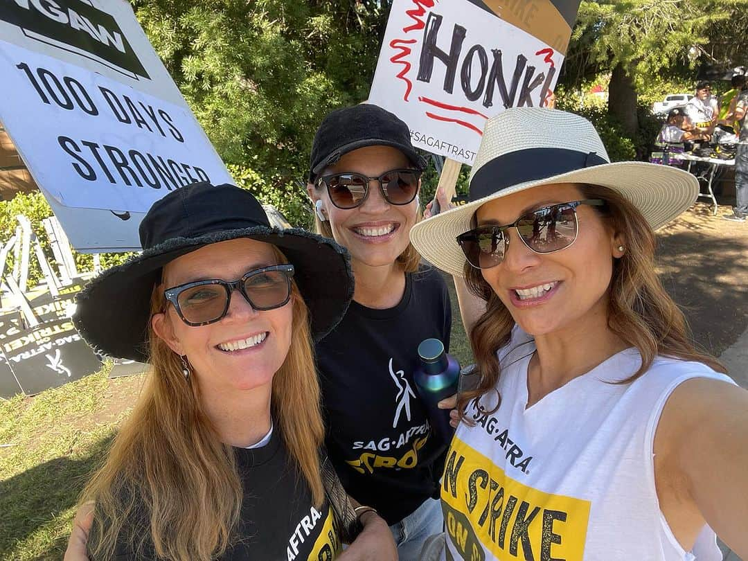 リー・トンプソンのインスタグラム：「Represent! #unity #solidarity love these guys @goconstance @jerilryan @sagaftra #fighting we all want this strike to end it's hurting everyone but the AMPT left the table without fair negotiation」