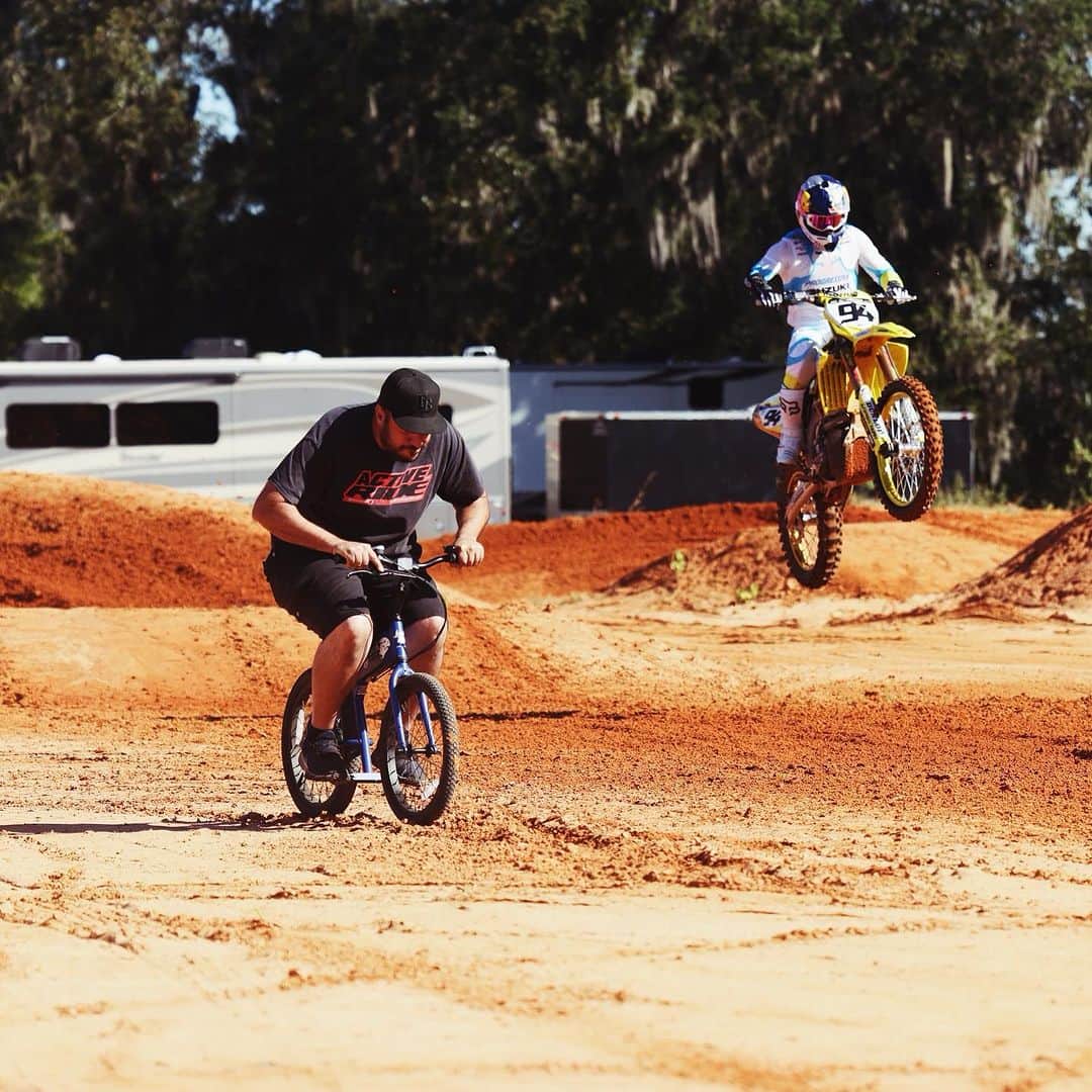 ケン・ロックゼンのインスタグラム：「At least @activeride didn’t yardsale for once😂 Madera Matt and E bikes is like peanut butter and BBQ sauce… they don’t really go together 😂😂  📸 @foggyllamafilms」