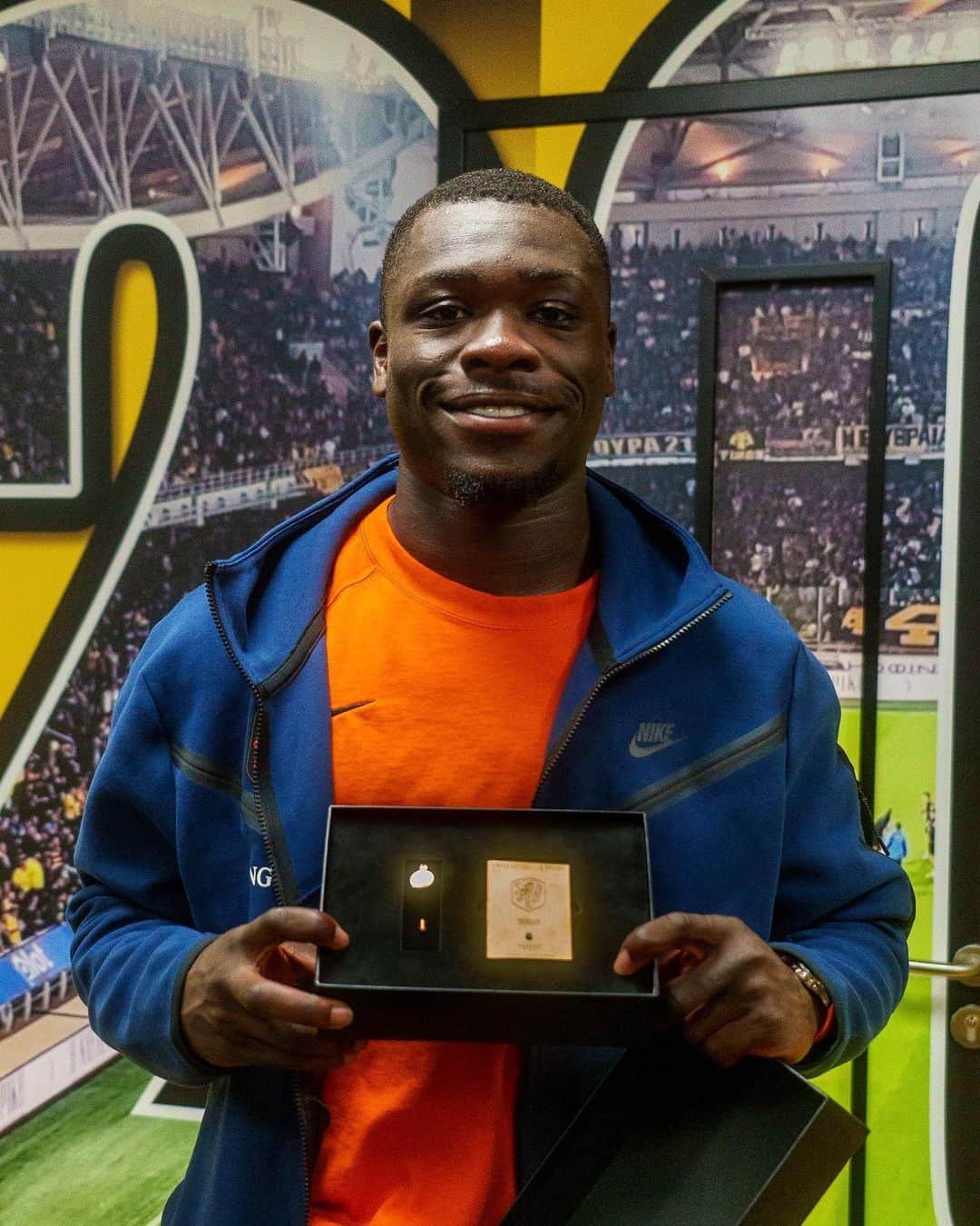 サッカー オランダ代表チームのインスタグラム：「🔸 𝐁𝐫𝐨𝐛𝐛𝐞𝐚𝐬𝐭 ✘ 𝐎𝐫𝐚𝐧𝐣𝐞. Congrats with your first one, Brian! 💪  #PoweredByGASSAN | @gassandiamonds」