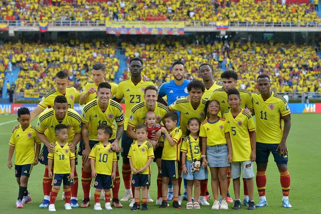 サンティアゴ・アリアスのインスタグラム：「Queridos amigos, familia y seguidores:  Hoy no puedo estar en la cancha con la selección Colombia debido a una lesión leve, pero mi apoyo sigue intacto. Gracias a todos por su apoyo constante y los mensajes que recibo.  ¡Vamos, Colombia! A ganar en cada partido. Estaré siguiendo el juego y animando a nuestro equipo.  Un abrazo, Santiago Arias 🇨🇴⚽ #todossomoscolombia」