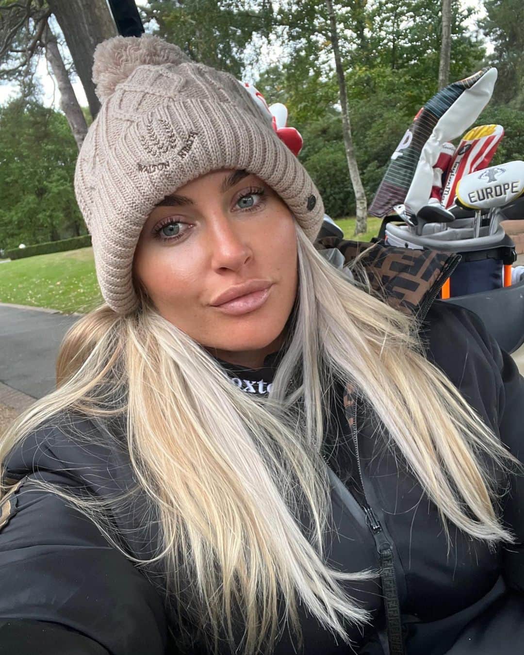 チャーリー・ハルさんのインスタグラム写真 - (チャーリー・ハルInstagram)「Winter season… ❄️ ⛳️✌🏼🥰」10月18日 3時16分 - charley.hull