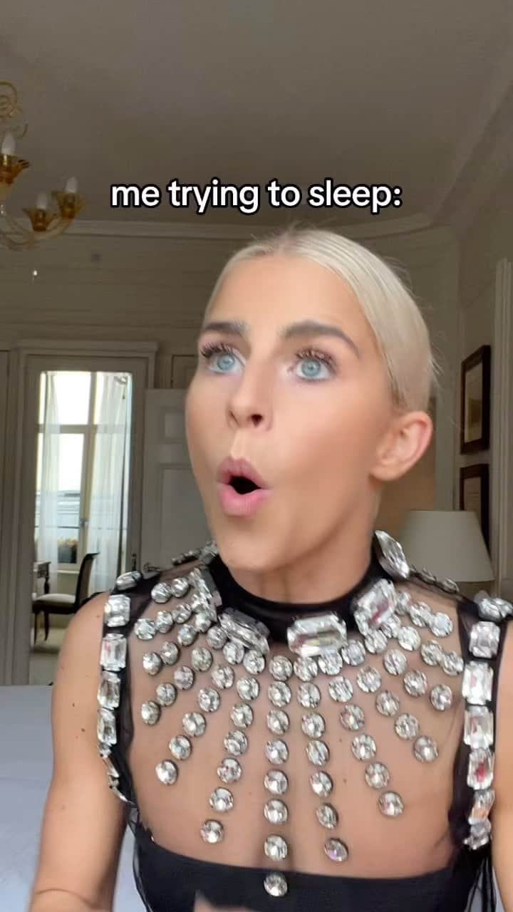 キャロライン・ダウルのインスタグラム：「I’m so anxious that I can’t sleep, but I can’t sleep because I’m so anxious 😔」