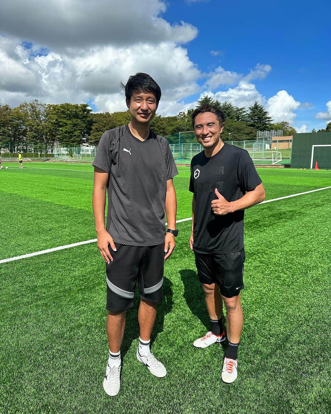 那須大亮のインスタグラム：「久しぶりのソウタ⚽️  筑波大学蹴球部平山コーチと久しぶりに会いました‼️ 指導者として選手達を引っ張っている姿を見て勝手に歴史を感じていました✨笑  筑波大学蹴球部レベルがかなり高く流石関東リーグ1位のチームの練習でした⚽️  #筑波大学蹴球部  #平山相太」