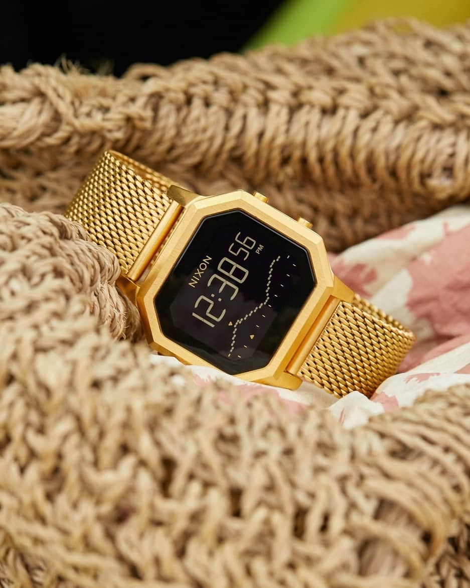 ニクソンさんのインスタグラム写真 - (ニクソンInstagram)「The Siren Milanese  Equipped with tide functionality, 100 meter water rating, chronograph timer, and a custom adjustable milanese band, this one is definitely in the bag.」10月18日 3時21分 - nixon