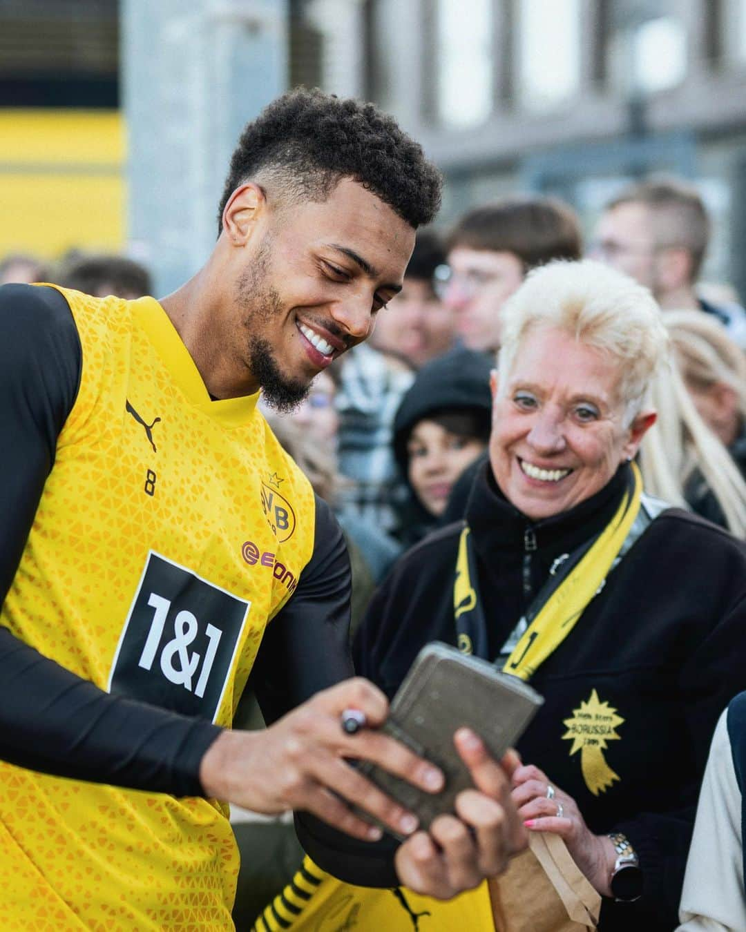 ボルシア・ドルトムントさんのインスタグラム写真 - (ボルシア・ドルトムントInstagram)「Bereitmachen für Freitag. #BVBSVW in Sicht! 👀」10月18日 3時26分 - bvb09