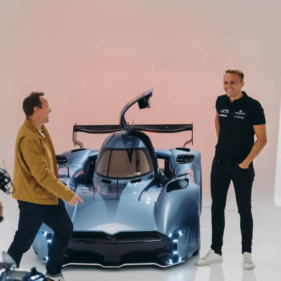 マックス・チルトンさんのインスタグラム写真 - (マックス・チルトンInstagram)「🎥 Top Gear Exclusive is now LIVE 🎥  Jack Rix explores the new McMurtry Spéirling PURE Validation Prototype.   Plus Max joins to give fan car driving insight.  Here's some BTS shots from Gun Hill Studios.  Please head to Top Gear's YouTube channel or click the link in our bio to watch the video.   #TopGear #fancar #CarsOfInstagram #trackcar」10月18日 3時36分 - maxchilton