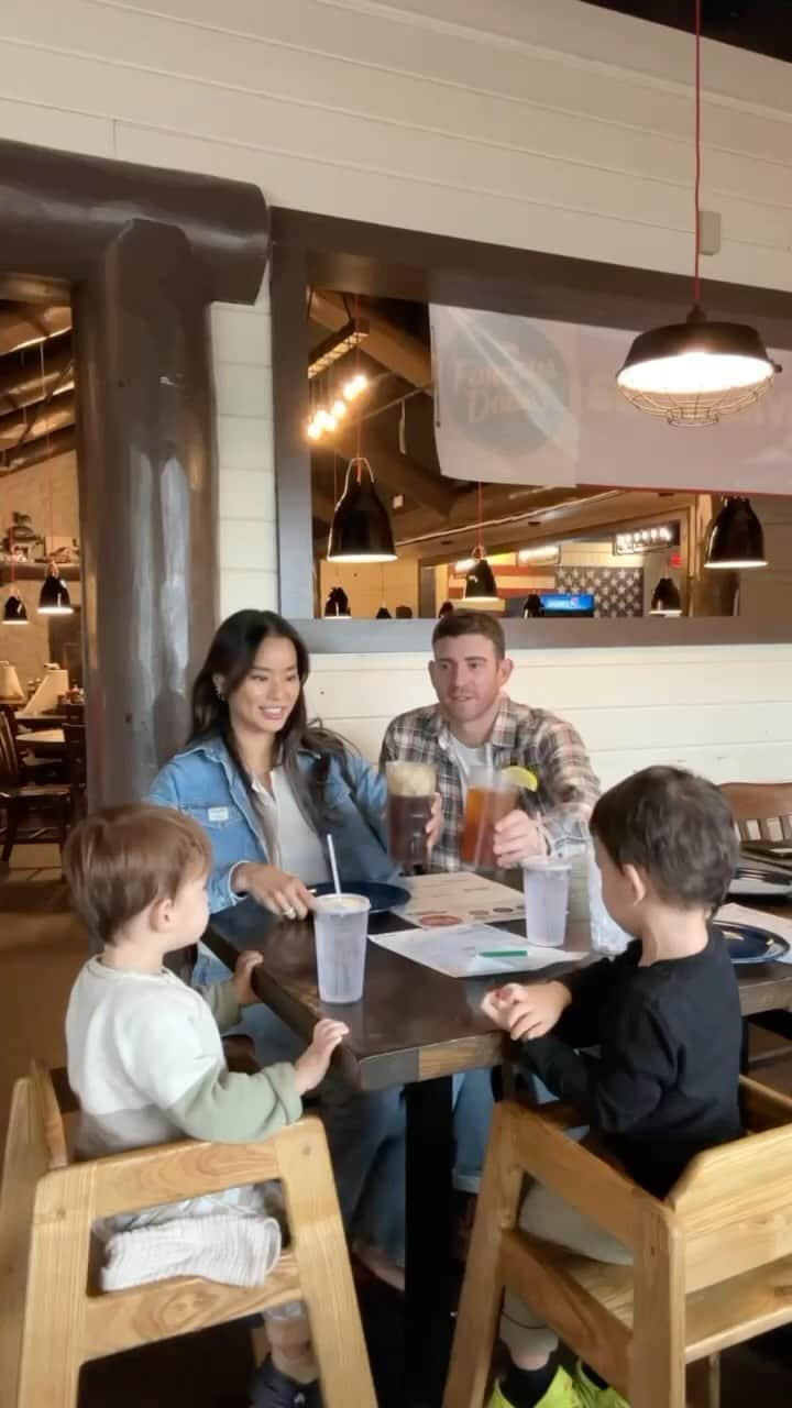 ジェイミー・チャンのインスタグラム：「With toddlers, I always pay more attention when dining out because at this age EVERYTHING somehow ends up being touched or in their mouths. But places like @famousdaves that are committed to the Ecolab Science Certified™️ program are helping to advance cleaner and safer practices. This allows me to enjoy more moments with my family. Look for the Ecolab Science Certified seal! #AD #EcolabPartner #ScientificClean @ecolab_inc」