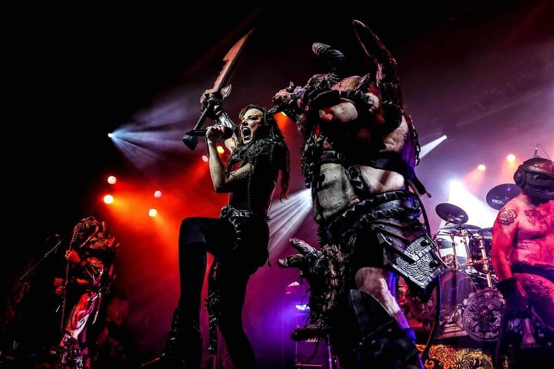 ジー・ヘイルのインスタグラム：「What an incredible right of passage! My first @comic_con via @z2comics , and my first ever Gwar show. I still have some blood stains on my arm to prove it was real! Thank you so much to my beloved space monsters for providing a sanctuary for my rage….and providing my wardrobe for the occasion!  Here’s what @gwar has to say about it:  We are not easily impressed, but the mighty @OfficialLzzyHale aka CLITAURUS MAXIMUS making an appearance for “The Cutter” at our show in NYC was almost as satisfying as making your ears bleed from our own fantastic screams and drum bangs and guitar shreds.」