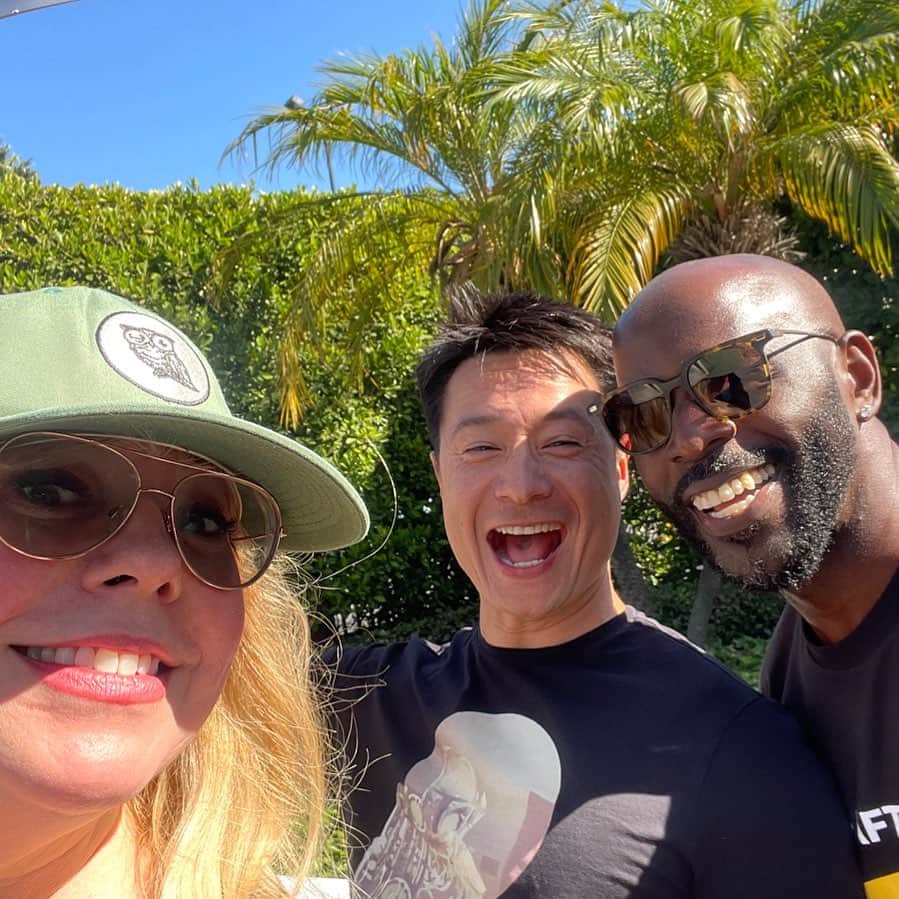 カーステン・ヴァングスネスのインスタグラム：「All the things are happening at once kind things, mean things, generous hearted things, contracted thinking things and on top of THAT we each show up as Elaine Stritch I believe said with our own “bag of rocks”. So in my little life, as the deep pain is happening in others lives- I went out to walk the line with the other art helpers and we smiled and asserted fair wages and it’s just so, so tiny but it was still a beautiful thing and I am a firm believer in counting all the tiny beautiful things. #sagaftrastrong」