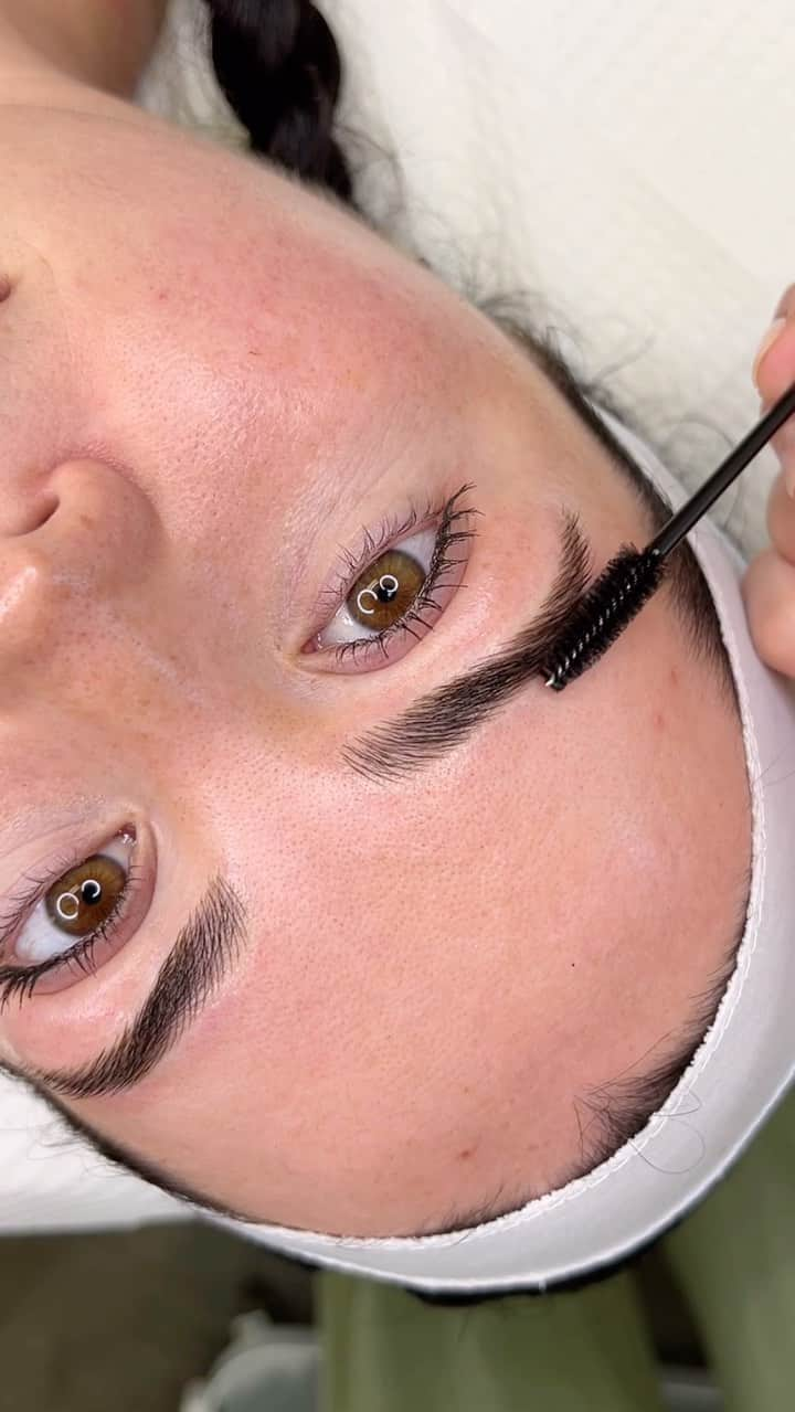 Haley Wightのインスタグラム：「First of all, how gorgeous is she?!? Nanoblading suits her well 😋   What is Nanoblading? This is a semi permanent tattoo for your brows! Lasts around 3-5 years, you can either let them fade out or come back after a few years to get them redone. It’s perfect for those who love their brows filled in but prefer or a more natural looking brow at the same time 😍  Interested in booking? 📲 Call (602)809-9405  Or visit our website, link is in my bio! ✨  #nanoblading #microblading #brows #azmicroblading #azbrows」