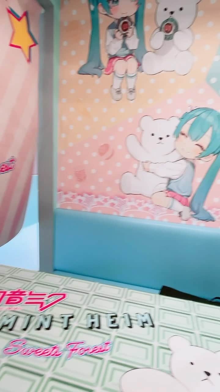 はむねずこのインスタグラム：「＼初音ミク×ミントハイム／　 ミントハイム様にご招待いただき遊びに行ってきました！ (イラスト担当させていただきました)  階段からお店の中までミクまみれで最高すぎた  10/29(日)まで！！！」