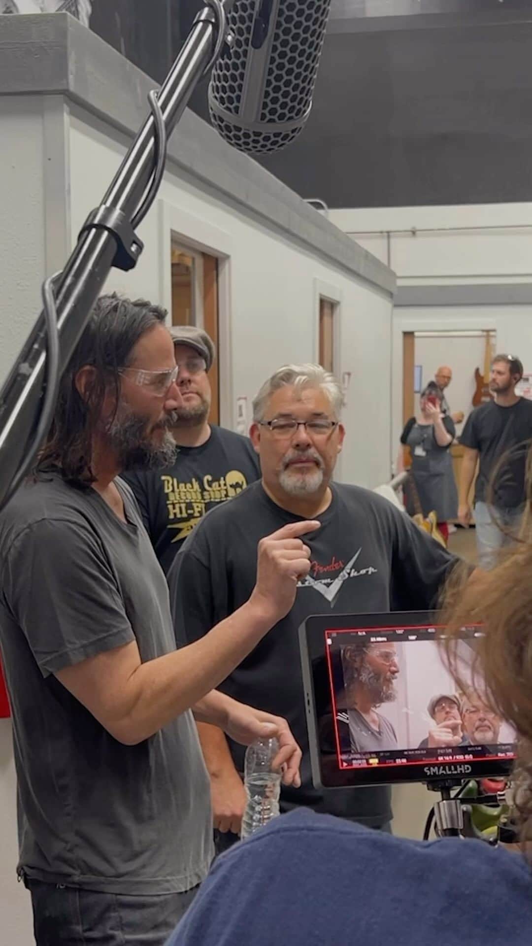 Fender Guitarのインスタグラム：「Hang out behind-the-scenes with #KeanuReeves on our Don’t Quit Your Daydream shoot. Full episode is live now at the link in bio.」