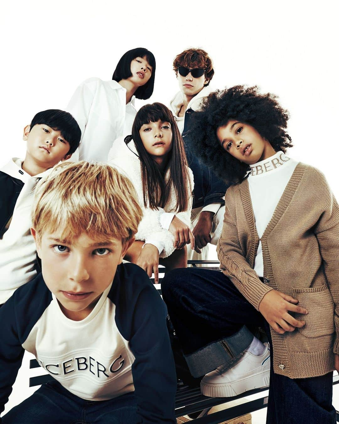 アイスバーグのインスタグラム：「Chillin' with the coolest crew in town. From the littlest trendsetters to the grown-ups, everyone can rock ICEBERG and make a splash in fashion. Discover the new ICEBERG JUNIOR collection in the selected stores and at iceberg.com  #iceberg1974 #iceberg #icebergKIDS #icebergjunior」