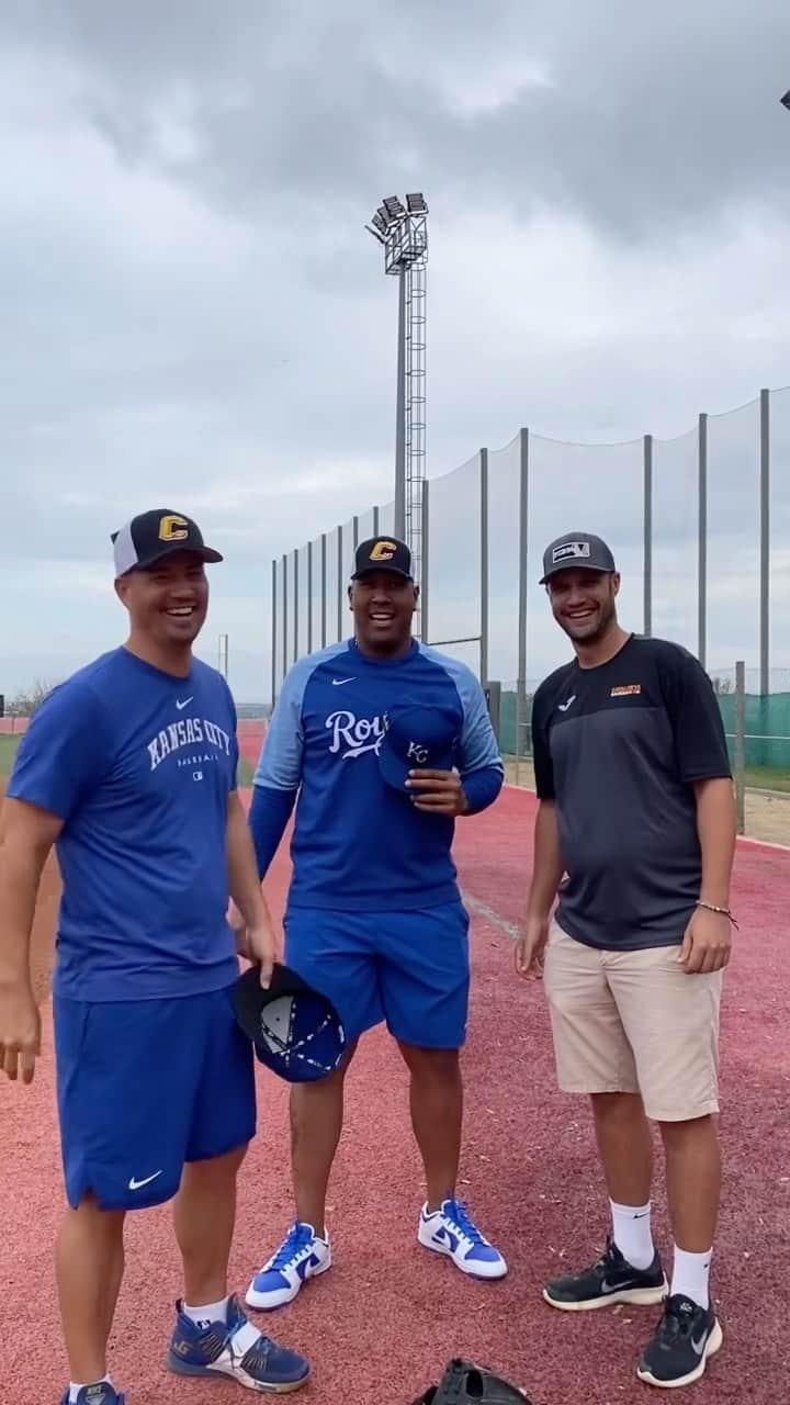 アダム・ジョーンズのインスタグラム：「Clinic i autografs de Salvador Perez, Adam Jones i Jeremy Guthrie! Moltes gràcies! 🔝⚾️」