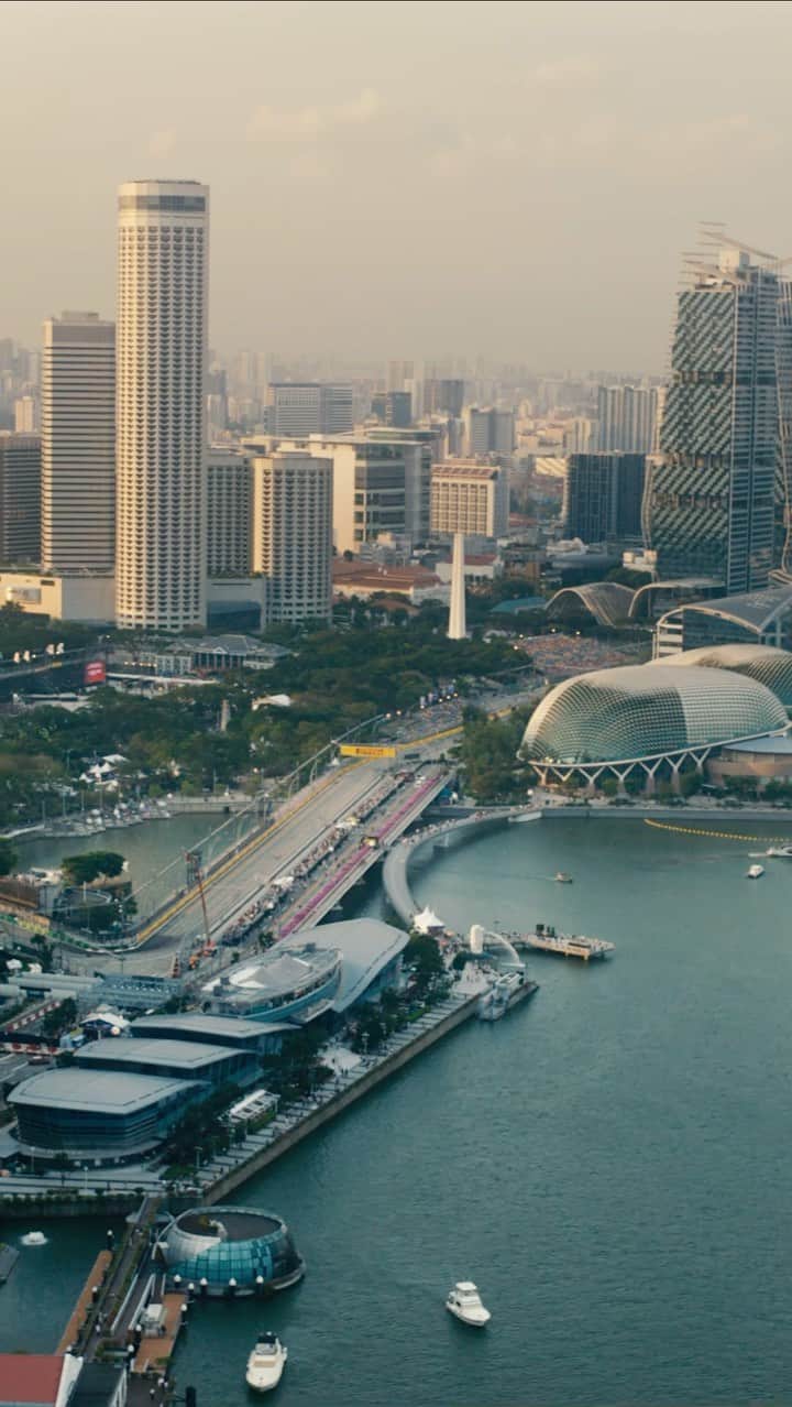 トゥミのインスタグラム：「The High Road Pt. 2: TUMI | McLaren Take On Singapore   Director: @Autrefish」