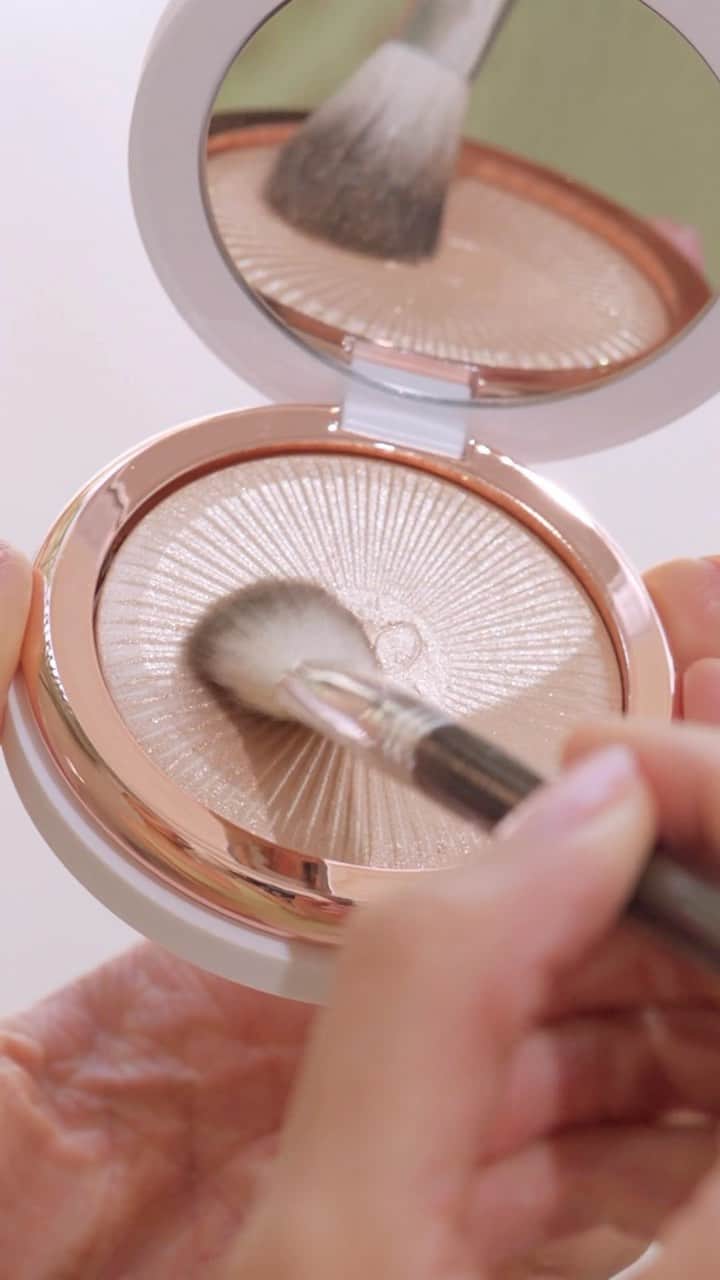 Anastasia Beverly Hillsのインスタグラム：「Basking in that Glow Seeker glow all season long ✨✨✨ Tap to shop your new fave highlighter 🤩  #AnastasiaBeverlyHills」