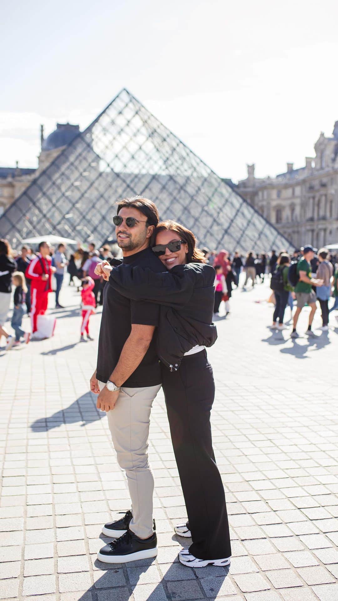 のインスタグラム：「Paris 2023... 🇫🇷🥹🥐  I forgot to post this when we got back, I was getting loads of stick about my pictures so I think I bottled it actually.. 😂 But I've just posted my some of my paris recommendations and part one of our itinerary over on @vickysvacays and I remembered how much I loved this little reel and I though 'f**k it' I'm posting it 😂😍  I've popped a 'Paris' highlight on here aswell for anyone interested! But for all the goss head to @vickysvacays as always 🥐♥️」
