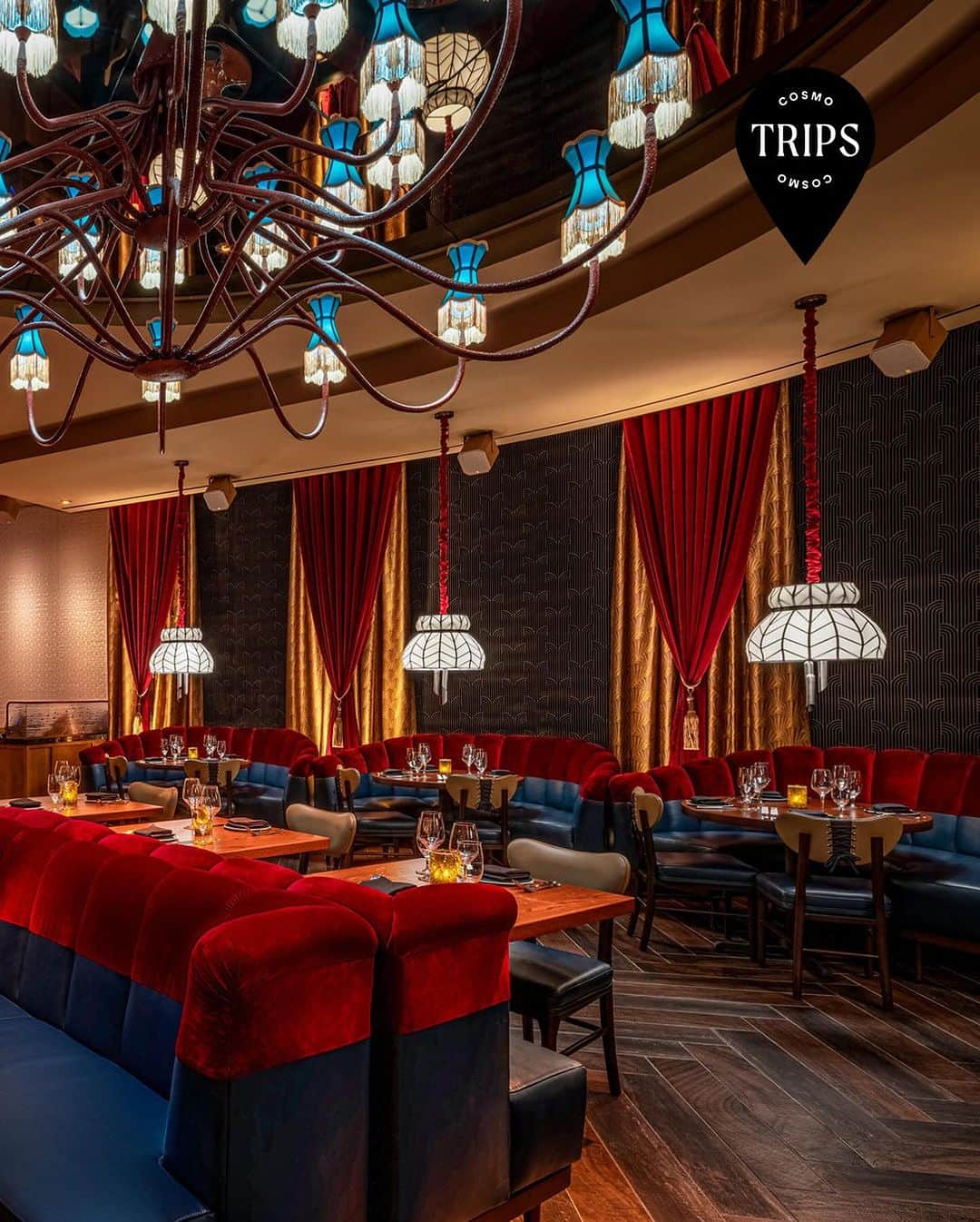 Cosmopolitanさんのインスタグラム写真 - (CosmopolitanInstagram)「Yeah, you're going to want to do Vegas for your bachelorette (trust me, it’s a classic for a reason.) At the link in bio, we're walking you through exactly what you need to do/know/eat to have the best time celebrating love in the marriage capital of the world. 🎲🎰✨ #CosmoTrips」10月18日 4時28分 - cosmopolitan