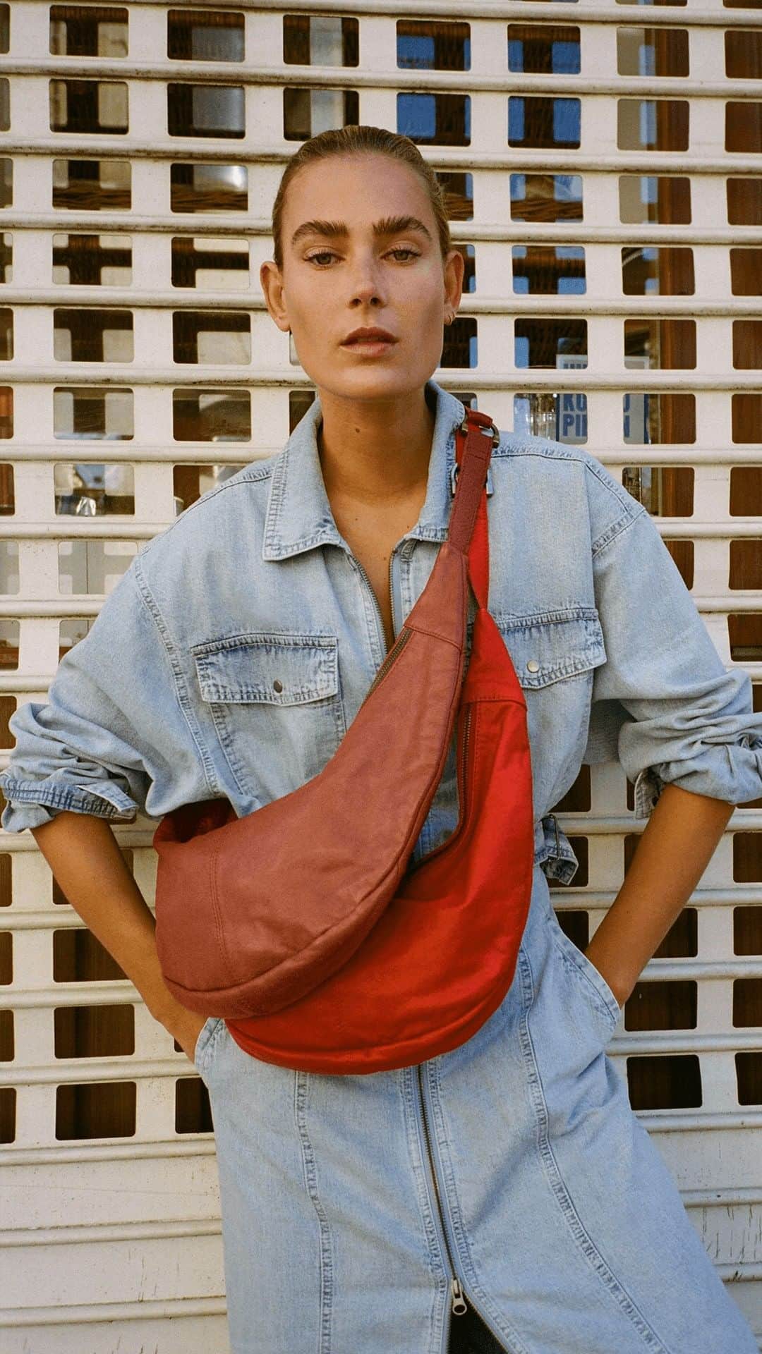 freepeopleのインスタグラム：「Because your hands have other priorities.  Shop the sling bag that our customers can't stop talking about at our link in bio.」