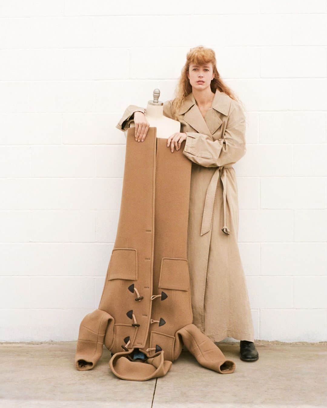 のインスタグラム：「It's a minimalist's fall. This season, classic shapes come with a playful sense of possibility. From handsome wool toggle coats to bustier and mid-length dresses, tap the link in our bio to see model @raquel_zimmermann try on this season's surprising (and minimalist!) pieces.  Photographed by @mark_borthwick, Styled by @alex_jordan_harrington, Vogue, October 2023.」