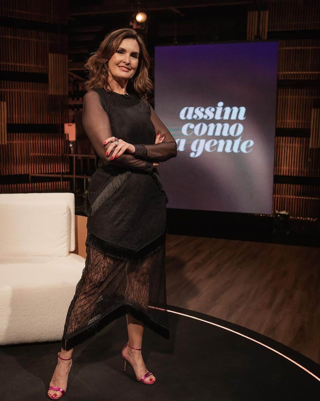 ファチマ・ベルナルデスのインスタグラム：「Eu adoro uma estreia. E amei o look para o primeiro #AssimComoAGente, no @gnt. Muitas borboletas voando felizes no estômago. E você, sofre ou se diverte com mudanças  na carreira? Me conta.」