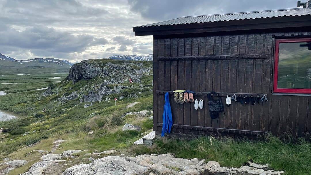 patagoniaさんのインスタグラム写真 - (patagoniaInstagram)「“We were half a day and 10 miles into the Swedish backcountry, with a plan to make it to the next hut—13 miles away—by nightfall. We’d also need to ferry across a 1.2-mile-wide lake to get there. Did we know there was a storm coming in with strong winds on the rise? Boats dock early when weather like that whips up."  Running 150 miles on Sweden’s Kungsleden, or King’s Trail, seemed like Eric Noll’s idea of a perfect vacation. As an advanced R&D designer, he also saw it as an opportunity to build and test a multiday running pack that had been in his head for years. So he built a prototype (OK maybe eight prototypes) and set off from Stockholm to test a new theory about the way we move through the mountains. The trip kicked off with an unplanned bivouac—not exactly welcome, but in some ways exactly what he was looking for. Read Eric’s story at the link in our bio.  Photos: Eric Noll」10月18日 4時36分 - patagonia