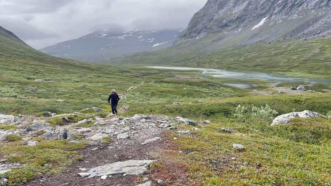 patagoniaのインスタグラム：「“We were half a day and 10 miles into the Swedish backcountry, with a plan to make it to the next hut—13 miles away—by nightfall. We’d also need to ferry across a 1.2-mile-wide lake to get there. Did we know there was a storm coming in with strong winds on the rise? Boats dock early when weather like that whips up."  Running 150 miles on Sweden’s Kungsleden, or King’s Trail, seemed like Eric Noll’s idea of a perfect vacation. As an advanced R&D designer, he also saw it as an opportunity to build and test a multiday running pack that had been in his head for years. So he built a prototype (OK maybe eight prototypes) and set off from Stockholm to test a new theory about the way we move through the mountains. The trip kicked off with an unplanned bivouac—not exactly welcome, but in some ways exactly what he was looking for. Read Eric’s story at the link in our bio.  Photos: Eric Noll」