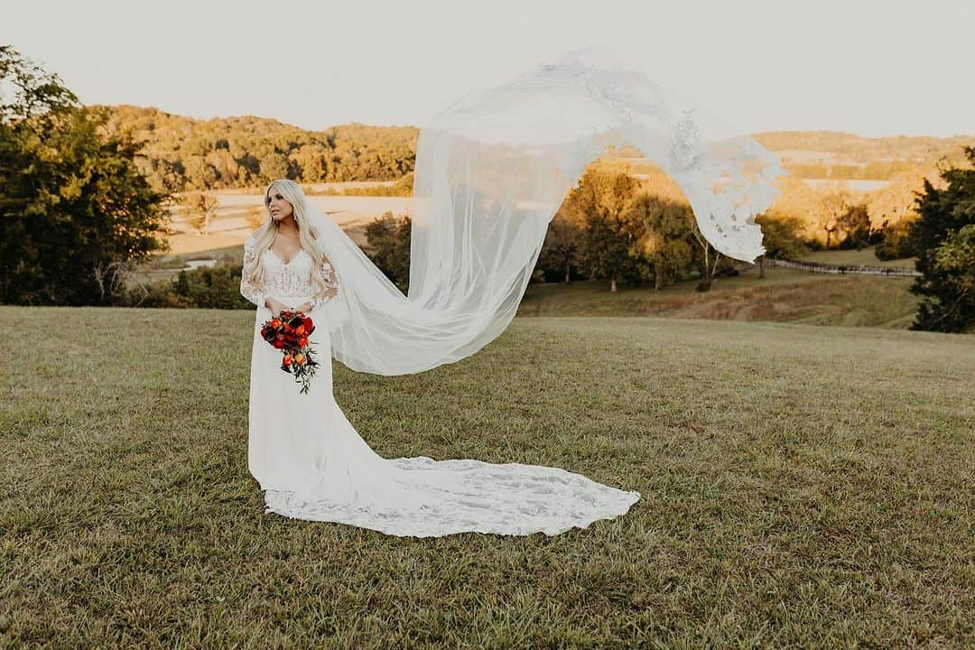 ビリー・レイ・サイラスさんのインスタグラム写真 - (ビリー・レイ・サイラスInstagram)「A week ago today I married the love of my life. 🙏🏼🤍♾️   dress @laurasboutiqueny shoes @lamarie.mjc photographer @lisarheaphotography makeup @jessicacmua hair @hairbykaylak florals @kelseygrayevents」10月18日 4時40分 - billyraycyrus