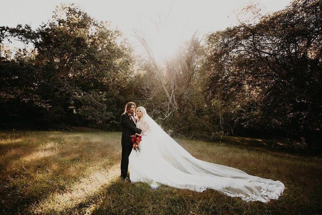 ビリー・レイ・サイラスのインスタグラム：「A week ago today I married the love of my life. 🙏🏼🤍♾️   dress @laurasboutiqueny shoes @lamarie.mjc photographer @lisarheaphotography makeup @jessicacmua hair @hairbykaylak florals @kelseygrayevents」