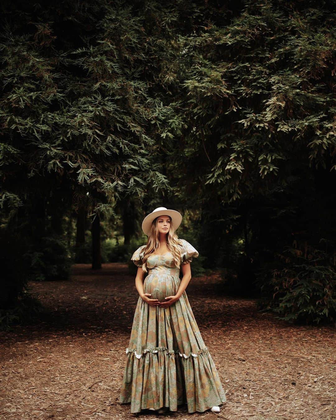 マリーナ・ラスウィックさんのインスタグラム写真 - (マリーナ・ラスウィックInstagram)「@amongthewildflowersphoto making my maternity photoshoot dreams come true✨」10月18日 4時41分 - marooshk