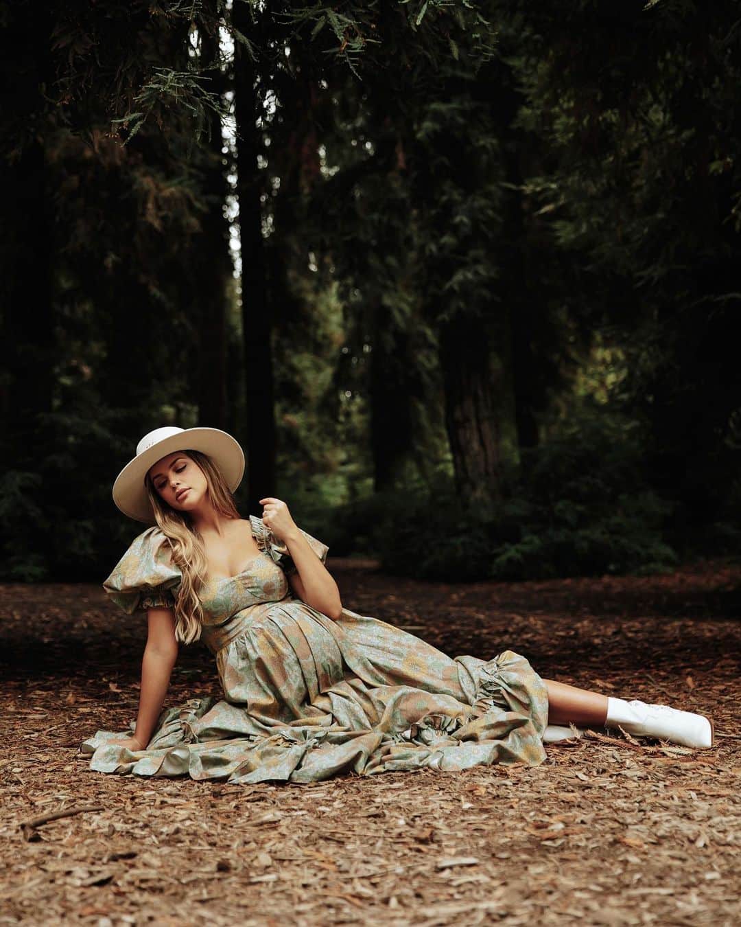 マリーナ・ラスウィックのインスタグラム：「@amongthewildflowersphoto making my maternity photoshoot dreams come true✨」