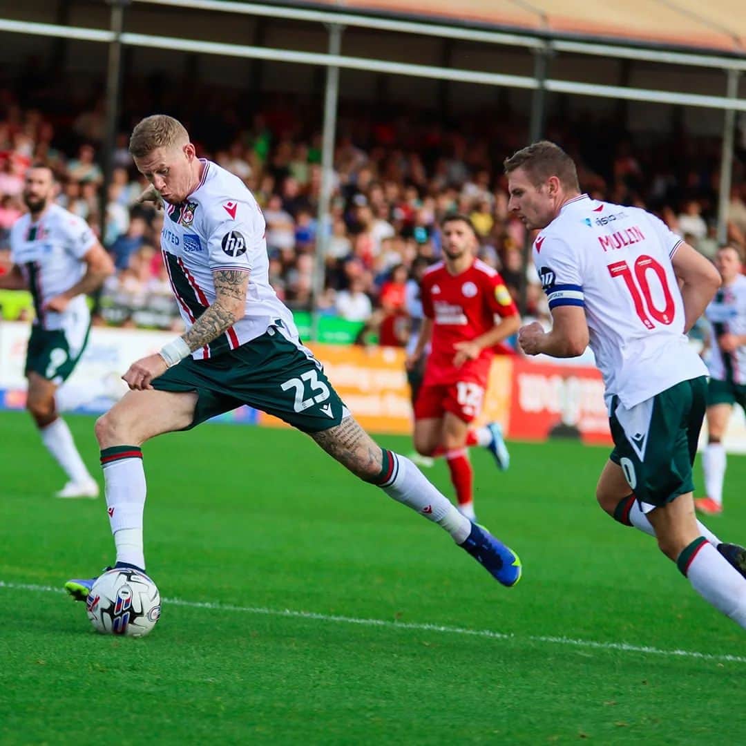 HP（ヒューレット・パッカード）のインスタグラム：「Tune in to FX's Welcome to Wrexham tonight at 10|9c. We can't wait to see how HP tech enables @wrexham_afc to improve performance on the pitch. Go Red Dragons! Stream on @hulu #HPxWxmAFC」