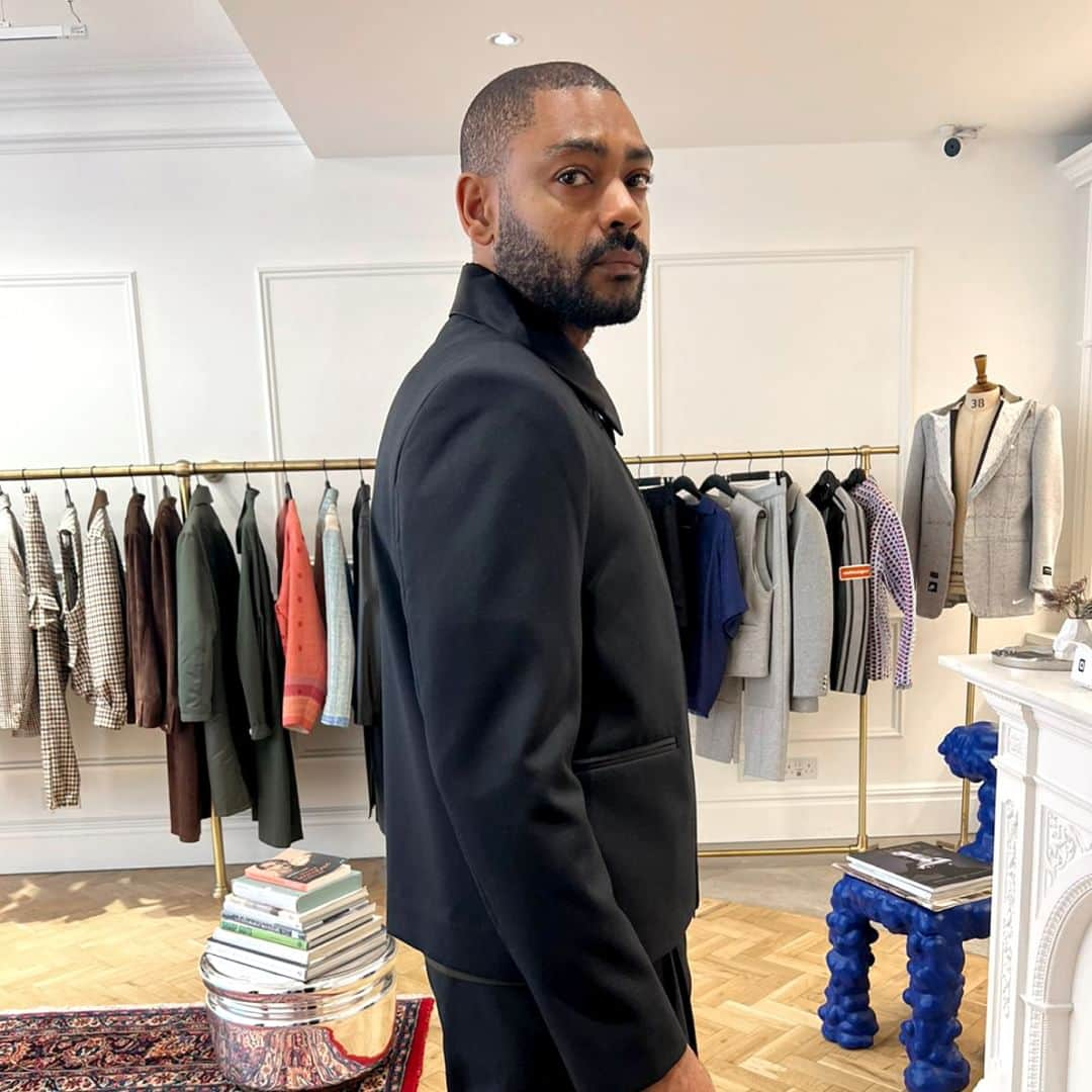 クロスサージョンさんのインスタグラム写真 - (クロスサージョンInstagram)「KANO  Preparation for @therealkano ready for the premiere of ‘The Kitchen’ a directional debut from @danielkaluuya   Wearing our ‘Contemporary Tuxedo’ made from lux wool suiting @hollandandsherryapparel fabric.  Creative Director @matharu_rav   #clothsurgeon #savilerow #bespoke #kano」10月18日 4時55分 - clothsurgeon