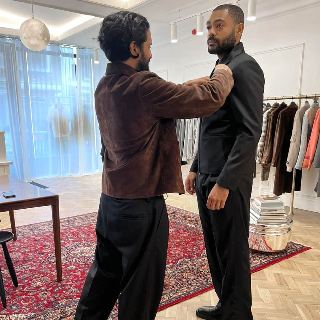 クロスサージョンさんのインスタグラム写真 - (クロスサージョンInstagram)「KANO  Preparation for @therealkano ready for the premiere of ‘The Kitchen’ a directional debut from @danielkaluuya   Wearing our ‘Contemporary Tuxedo’ made from lux wool suiting @hollandandsherryapparel fabric.  Creative Director @matharu_rav   #clothsurgeon #savilerow #bespoke #kano」10月18日 4時55分 - clothsurgeon