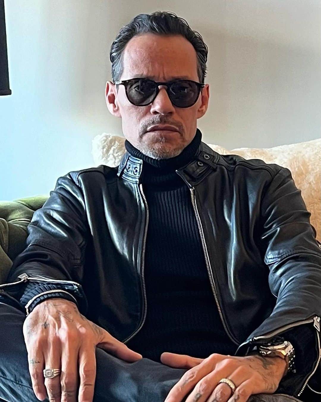 マーク・アンソニーのインスタグラム：「New take on a classic look. Thank you, my brother @davidbeckham . So proud of you. @dbeyewear from here on out.」