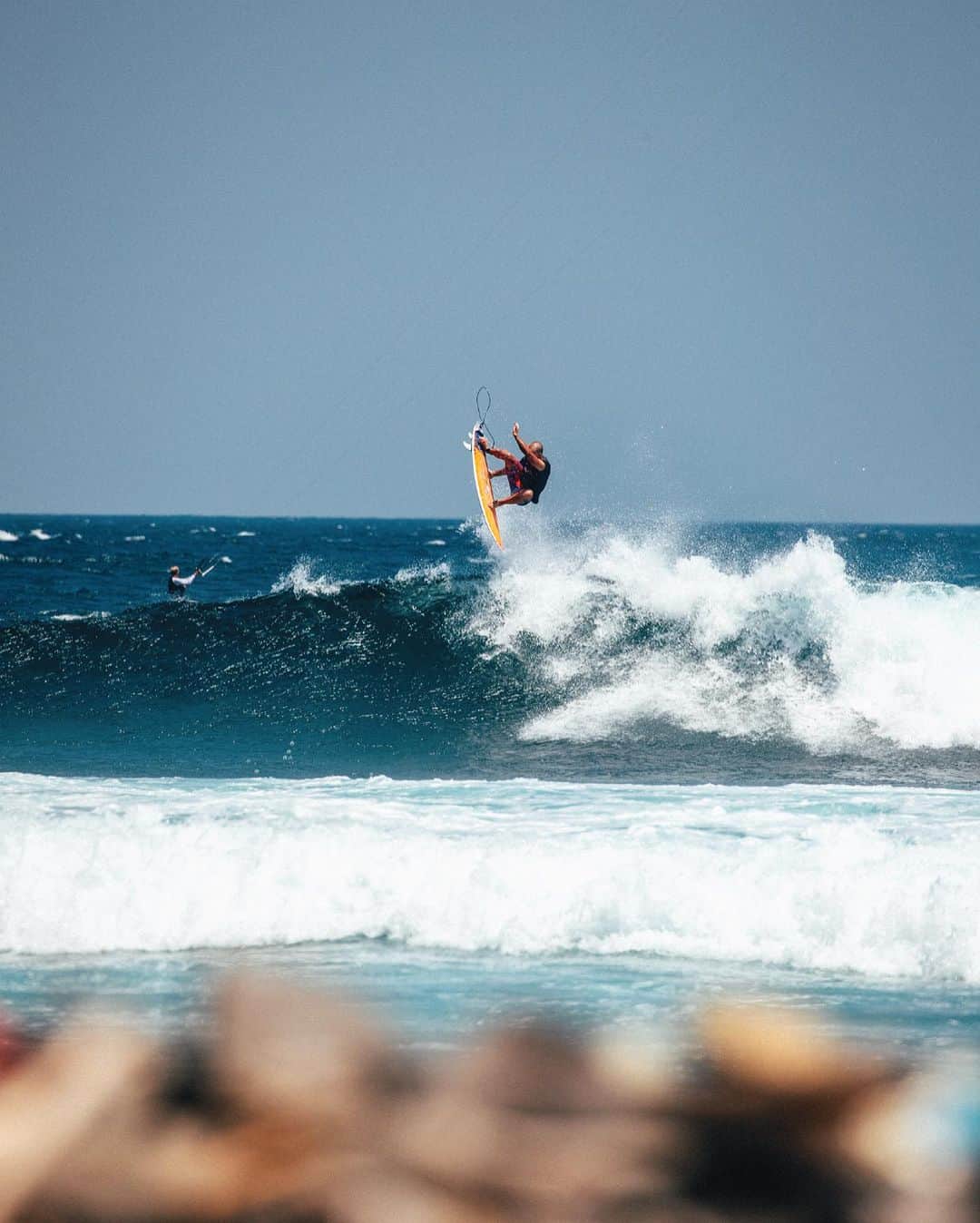 ジュリアン・ウィルソンのインスタグラム：「6 days in Indo. Surrounded by amazing people. We didn’t score the best waves but we had a hell time. Thanks to the master behind the lens @lawrence_photo for the amazing hospitality. @rivvia.projects @sunbum @wastedtalentintl」